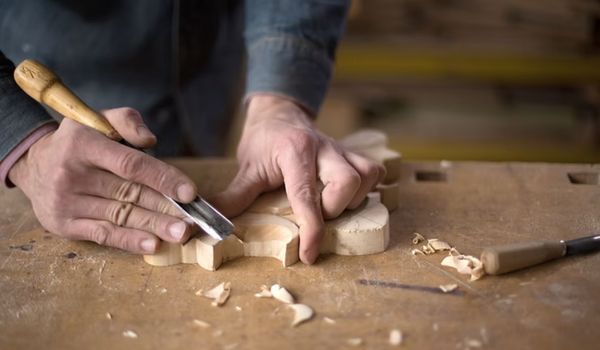 intagliatore artigiano del legno