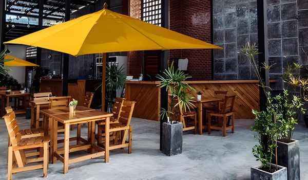 ombrellone giallo da bar