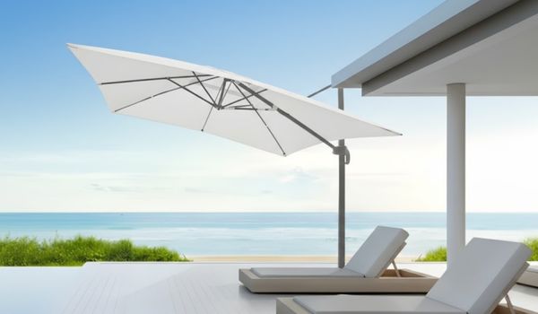 ombrellone in terrazza riva al mare