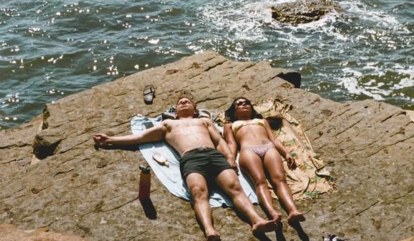 Coppia che prende il sole al mare