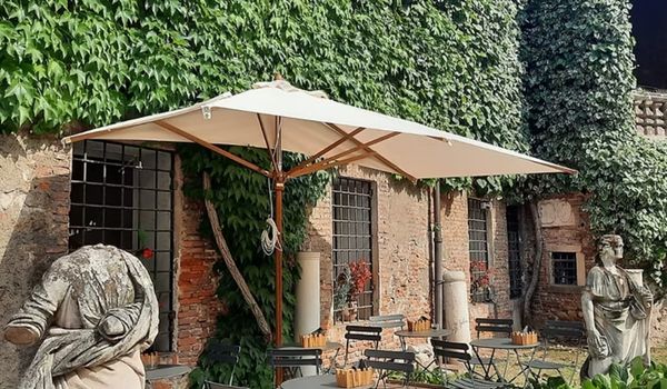 mezzo ombrellone all'esterno di un bar cittadino