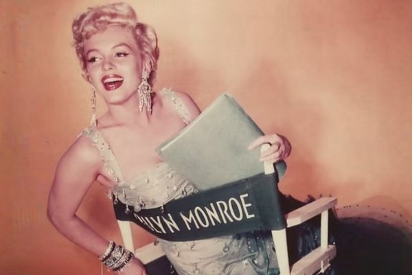 Marilyn Monroe in posa sulla sedia da regista