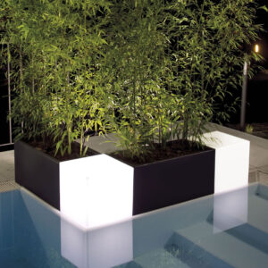 CUBEWHITE-N-cubo-luminoso-per-esterni