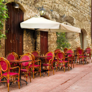 O-CIP-mezzo-ombrellone-da-esterno-in-alluminio-paesaggio-tavoli-bar