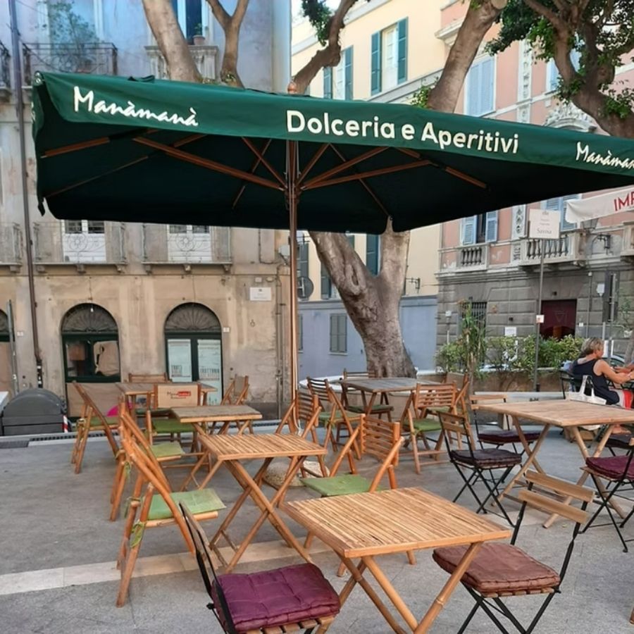 ombrellone personalizzato per un esterno bar cittadino