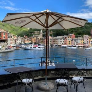 Anteprima ombrellone personalizzato per esterno bar in riva al lago