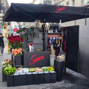 Anteprima ombrellone personalizzato in un esterno di un fioraio