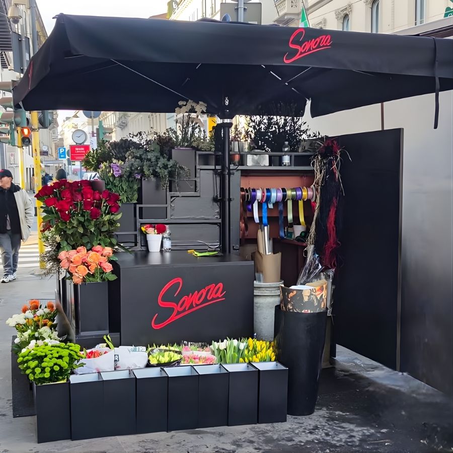 ombrellone personalizzato in un esterno di un fioraio