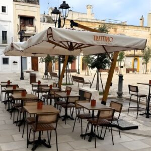 Anteprima ombrellone per esterno bar cittadino personalizzato con logo