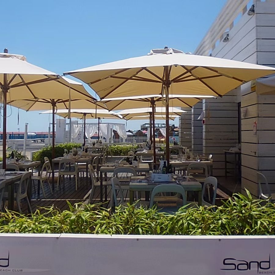 Ombrelloni ecrù su pedana di un ristorante