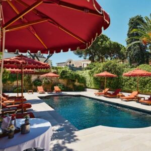 Anteprima ombrelloni rossi attorno a una piscina elegante