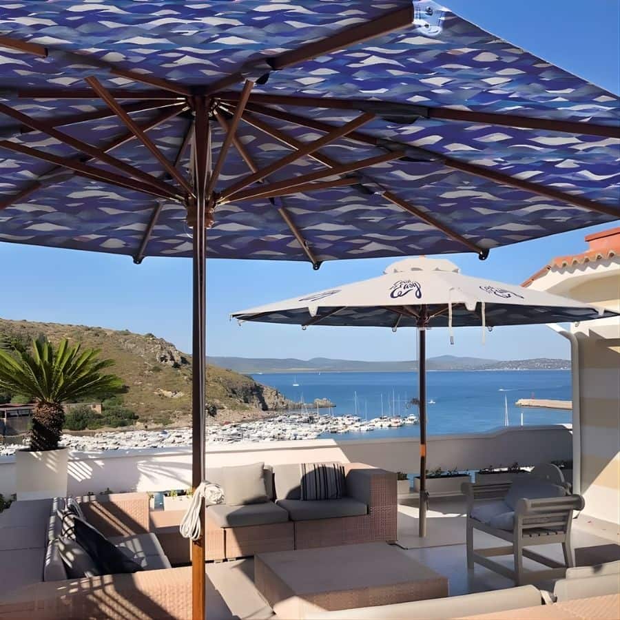 ombrelloni con copertura personalizzata su una terrazza vista mare