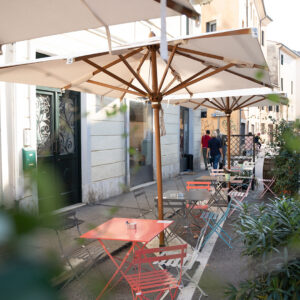 ombrelloni-professionali-per-dehor-bar-ecru