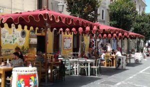 Anteprima ombrelloni rossi per spazio esterno di un ristorante