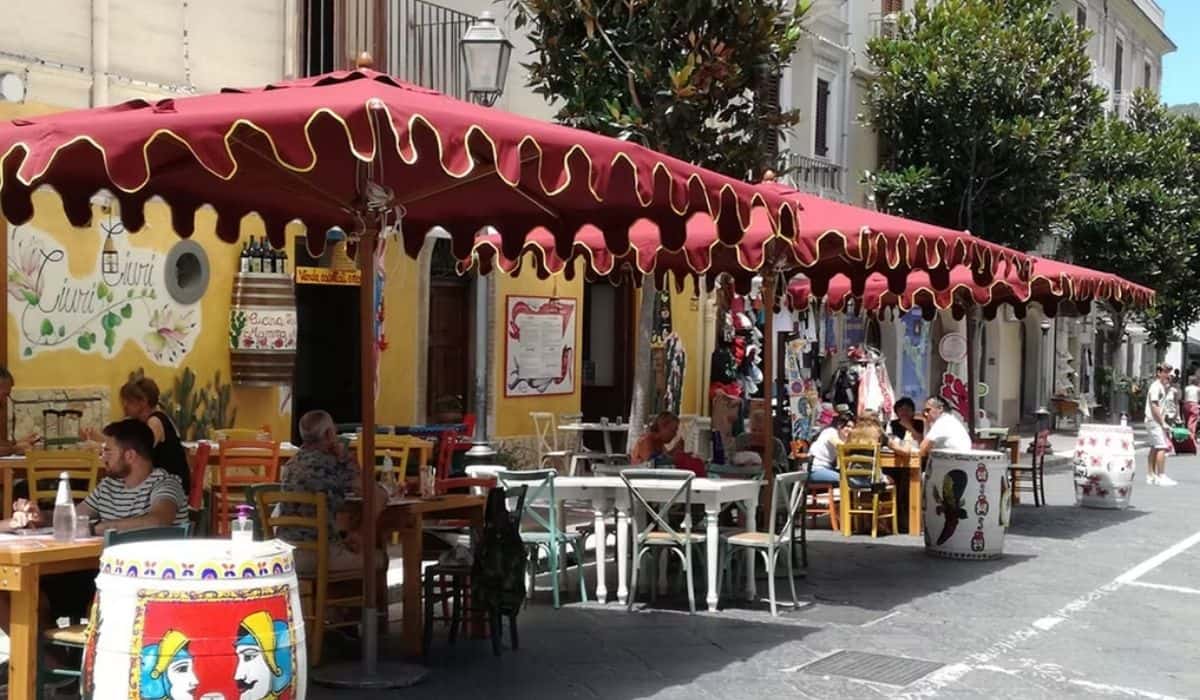 ombrelloni rossi per spazio esterno di un ristorante